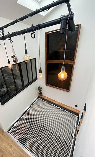 Catamaran net for mezzanine in a loft