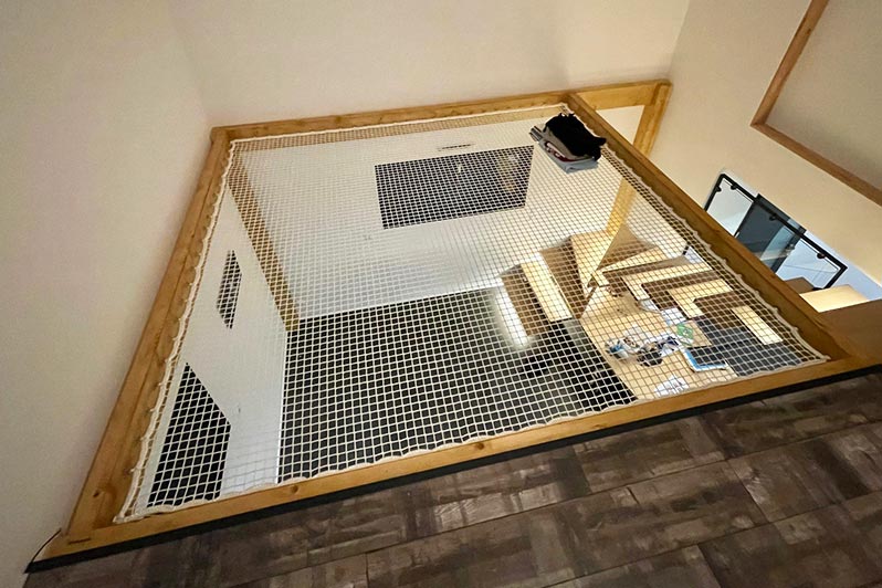 Mezzanine with hammock floor net